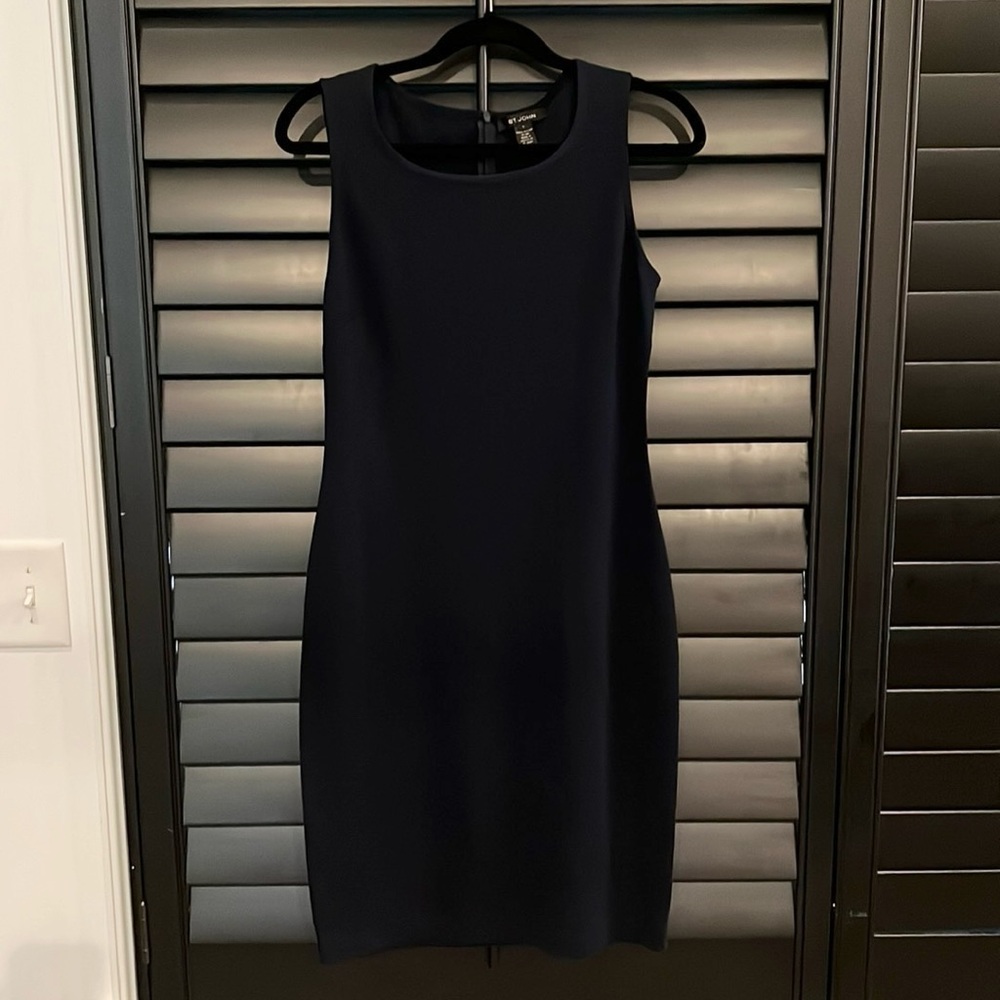 BEAUTIFUL! ST.JOHN” Navy Sleeveless Sleek Knit Dress! Size 4. Excellent!!